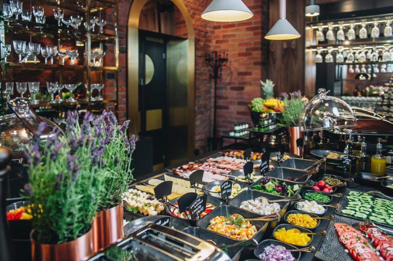 Hotel Altus Palace - Destigo Hotels Wrocław Exteriör bild A salad bar