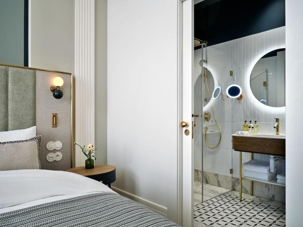 Hotel Altus Palace - Destigo Hotels Wrocław Exteriör bild A room at the hotel
