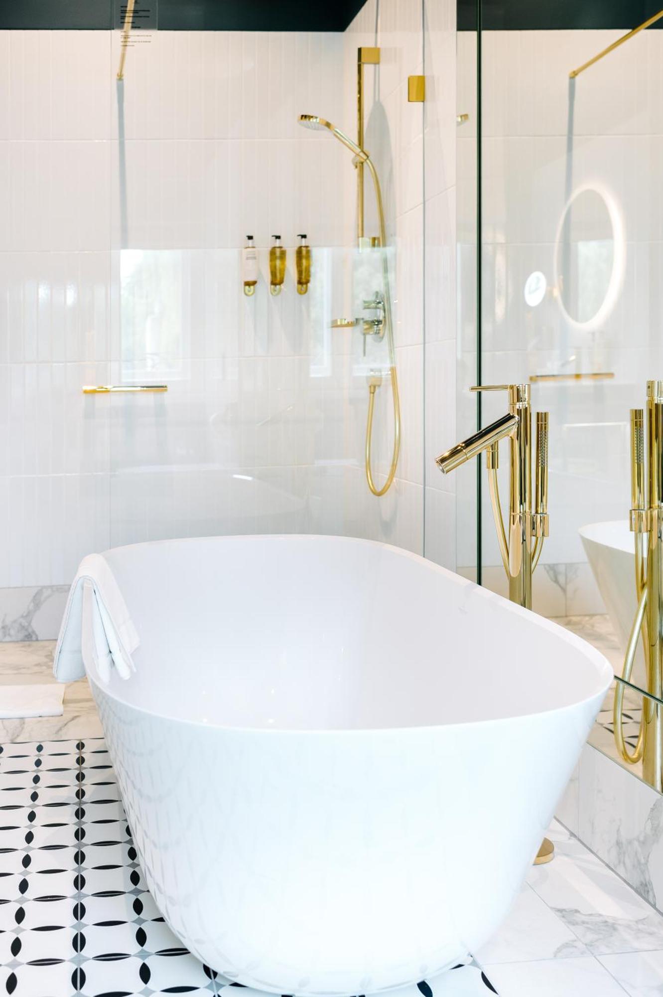 Hotel Altus Palace - Destigo Hotels Wrocław Rum bild A freestanding bathtub