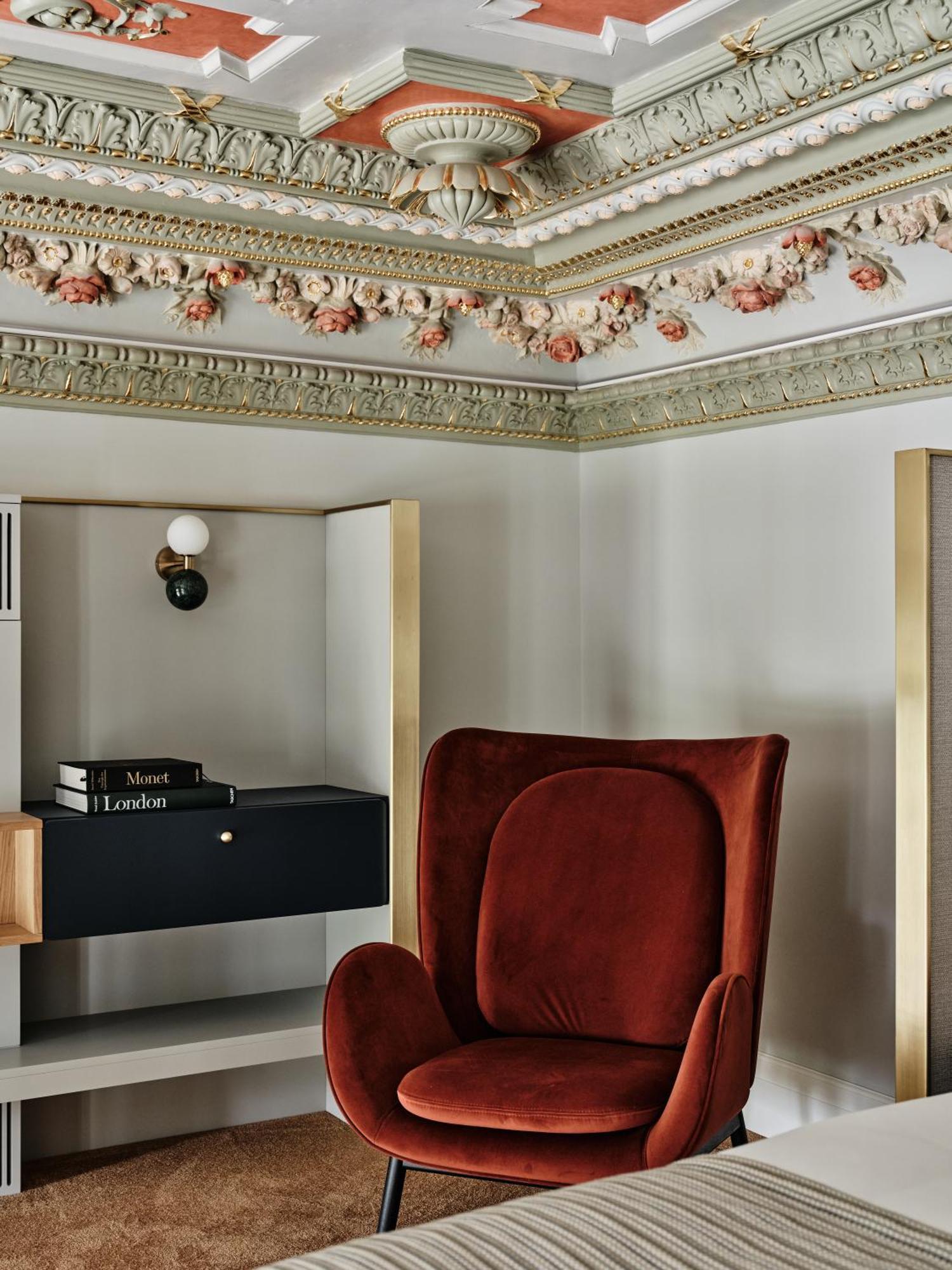 Hotel Altus Palace - Destigo Hotels Wrocław Rum bild A chair upholstered in velvet
