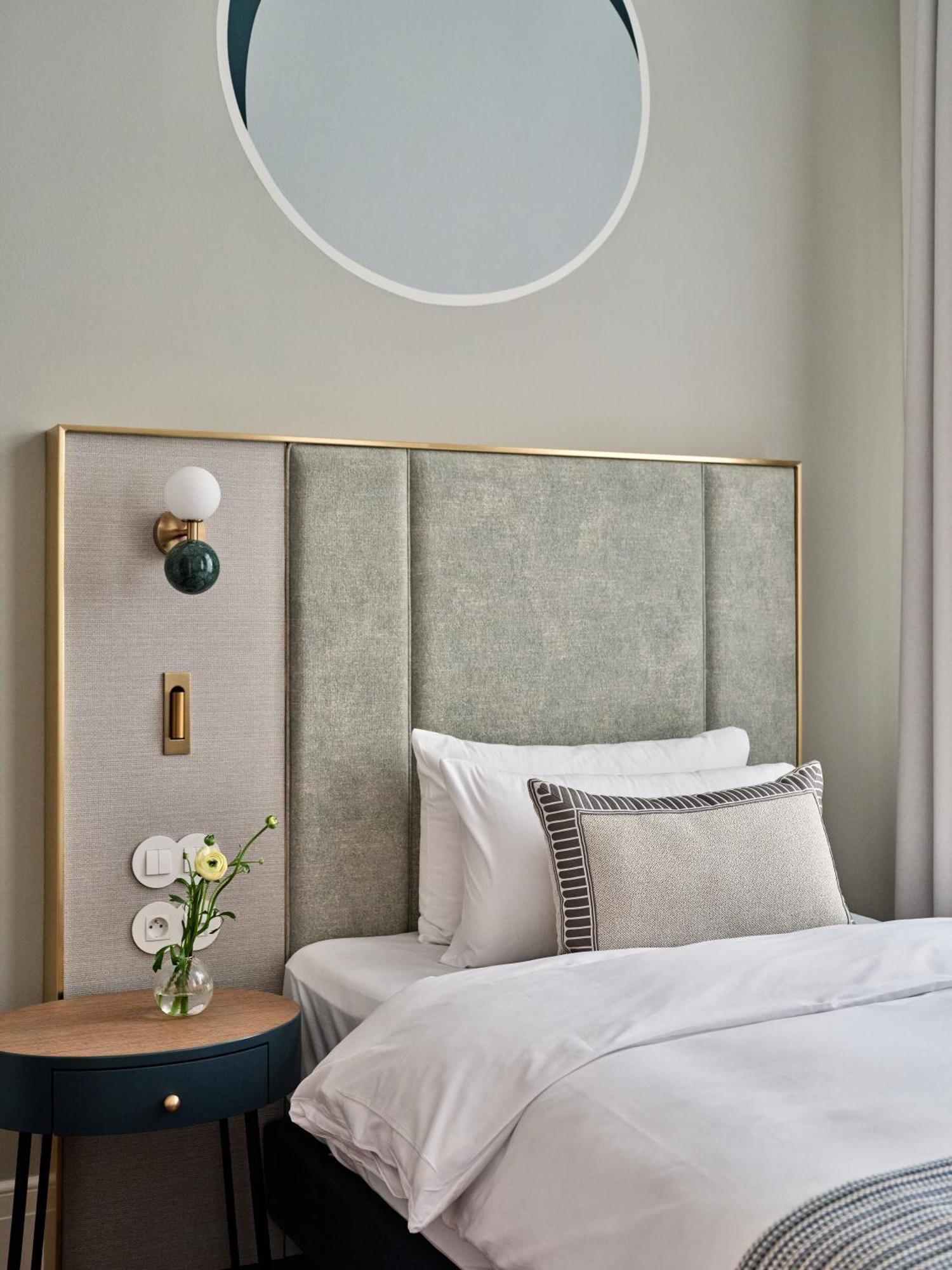 Hotel Altus Palace - Destigo Hotels Wrocław Rum bild A bed with a headboard